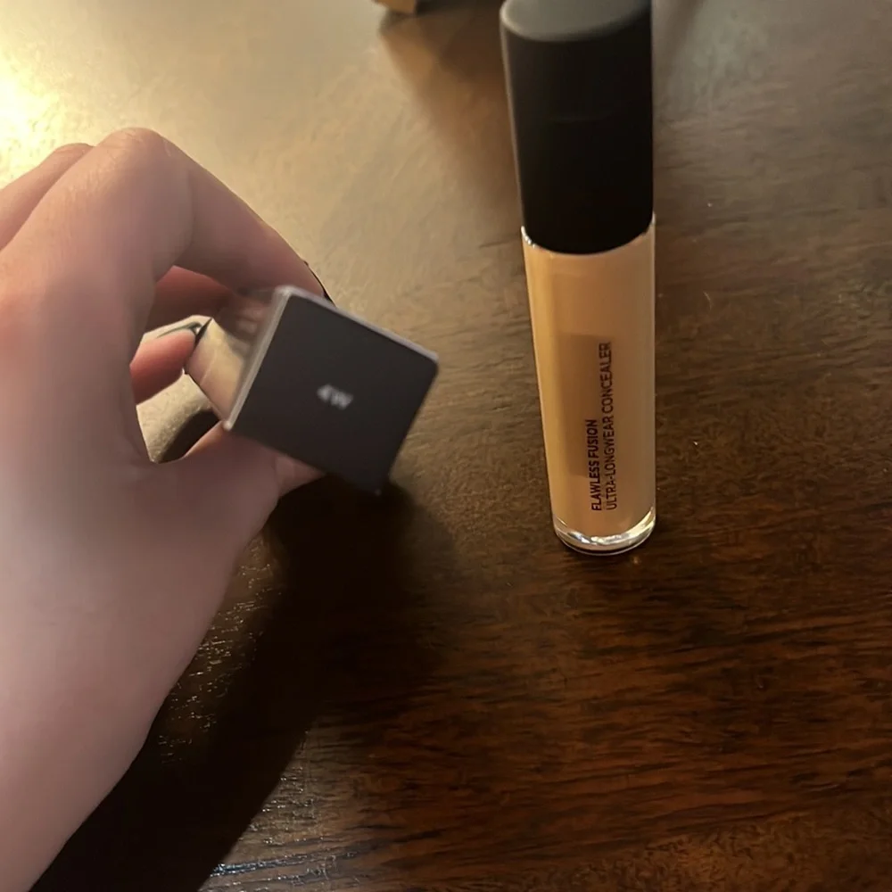 Laura Mercier “4W concealer “ Paris NewYork new in box